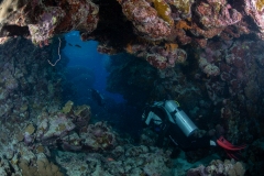 Overhangs and divers